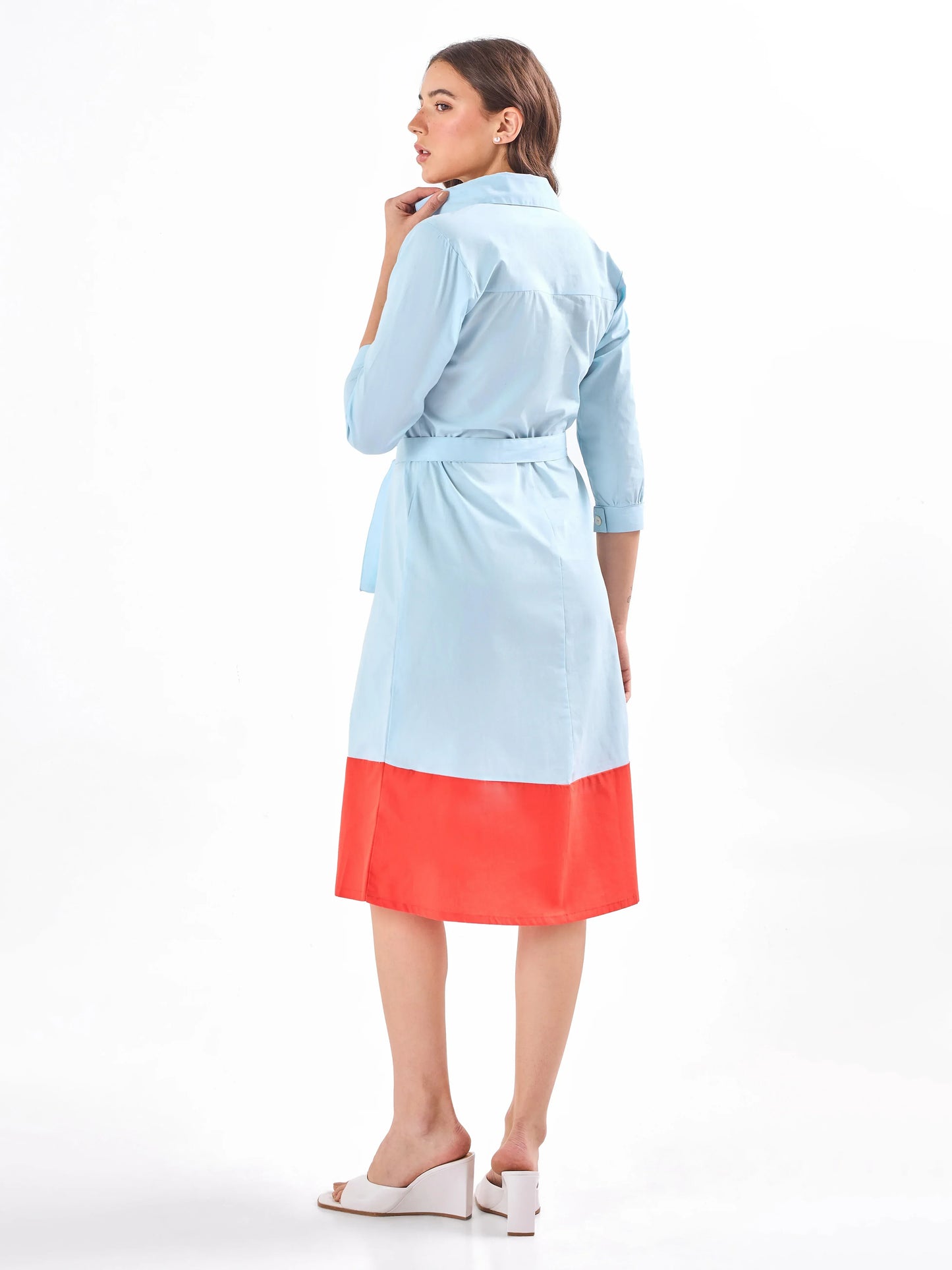 Female model wearing a light blue and orange dress from Stylera, showcasing backside