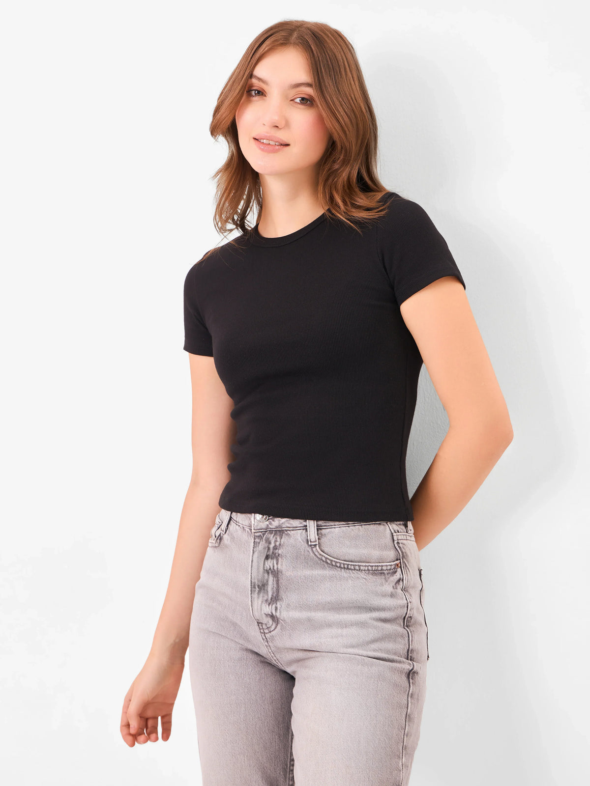 Female Model wearing a kint black t-shirt from Stylera