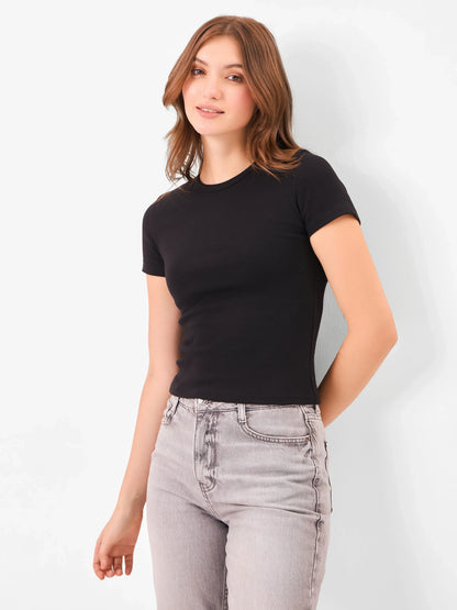 Female Model wearing a kint black t-shirt from Stylera
