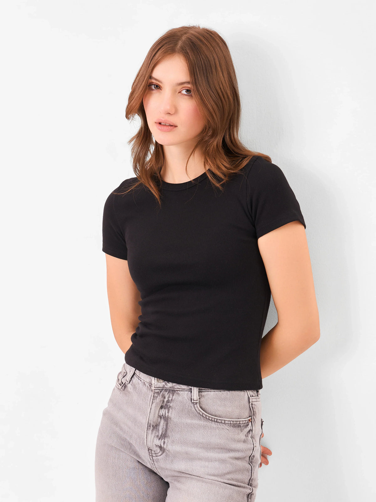 Female Model wearing a black t-shirt from Stylera