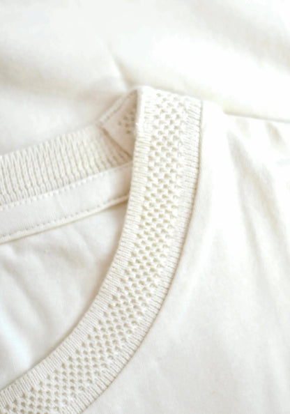 Close-up of Stylera men's trendy cream t-shirt collar with textured ribbed detail