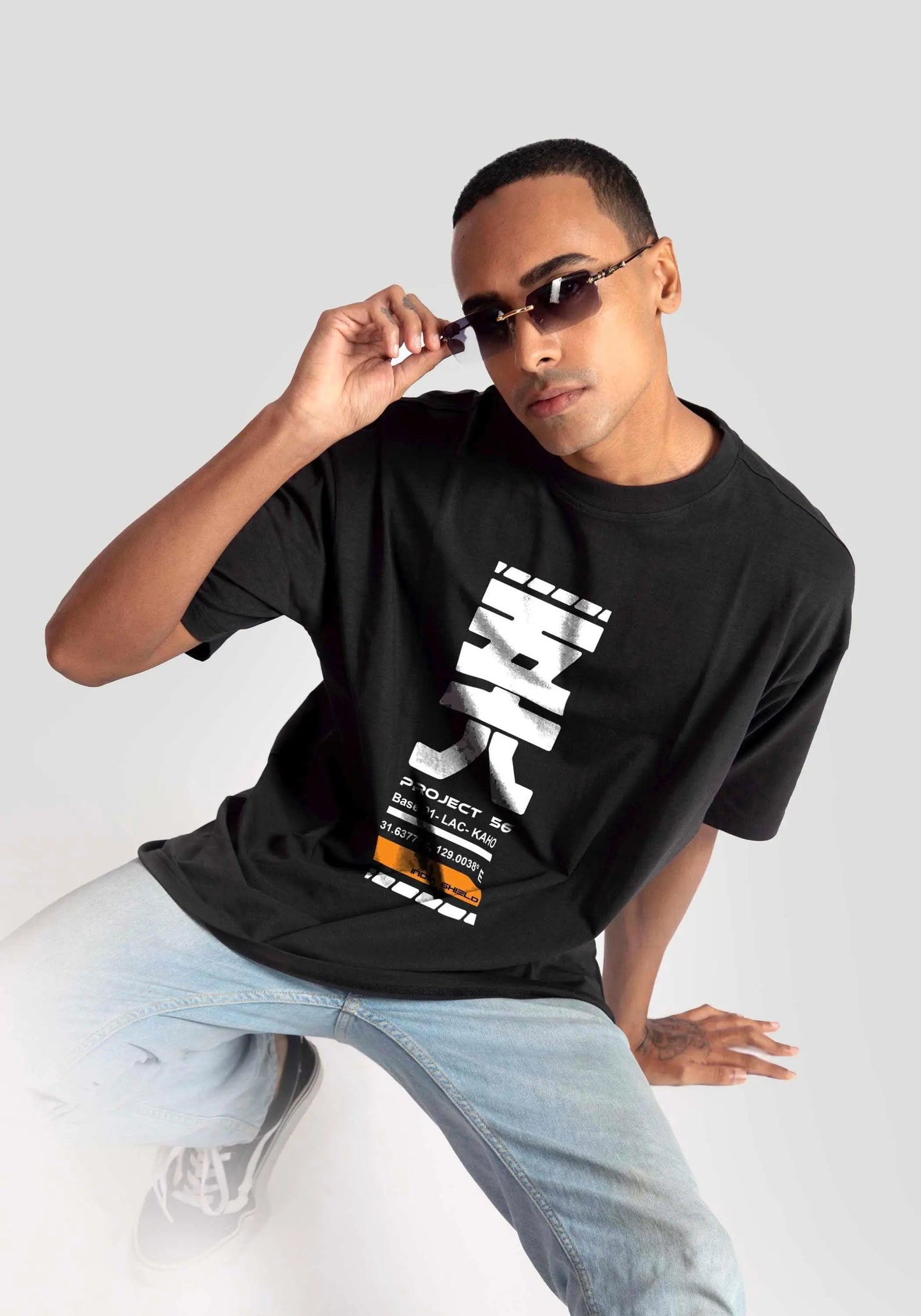 Stylera oversized fashion t-shirt for men in black with graphic print worn by a male model
