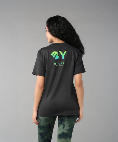 Back view of a woman wearing Stylera's black shirt promoting body positivity clothing for women