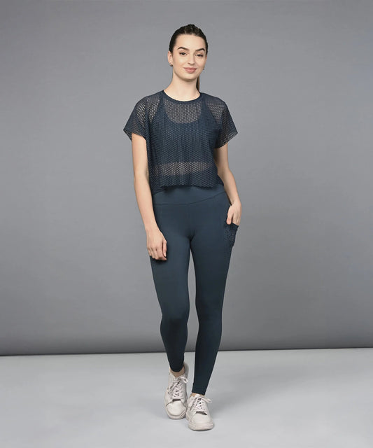 Stylera Active breathable workout top in navy with a cropped design, perfect for gym sessions.