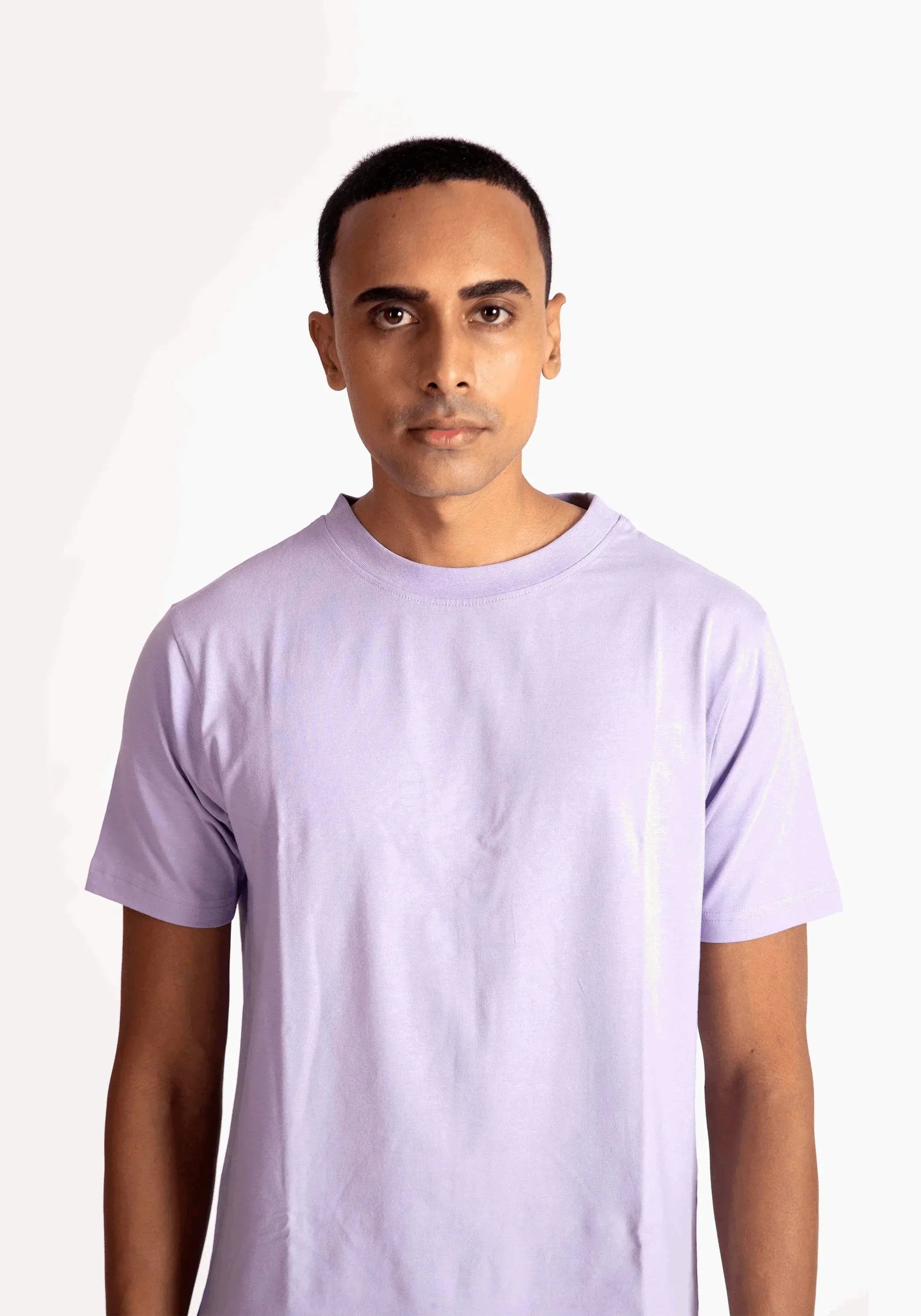 Man wearing a plain lavender t-shirt for men from Stylera with a comfortable fit