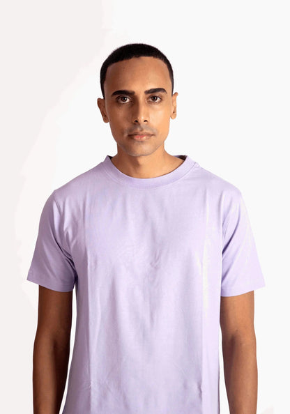 Man wearing a plain lavender t-shirt for men from Stylera with a comfortable fit