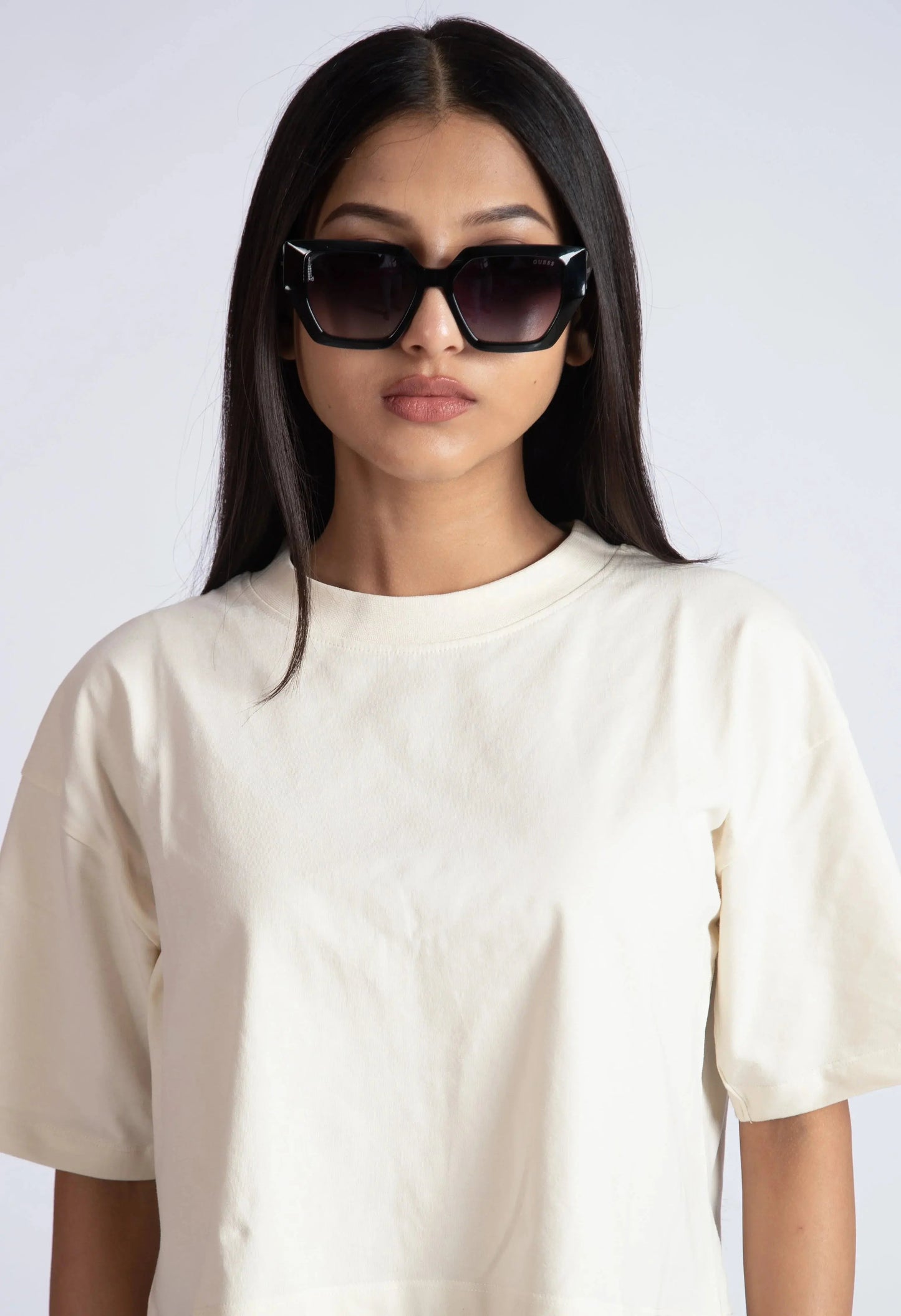 Stylera oversized crop top for women in off-white color worn with black sunglasses