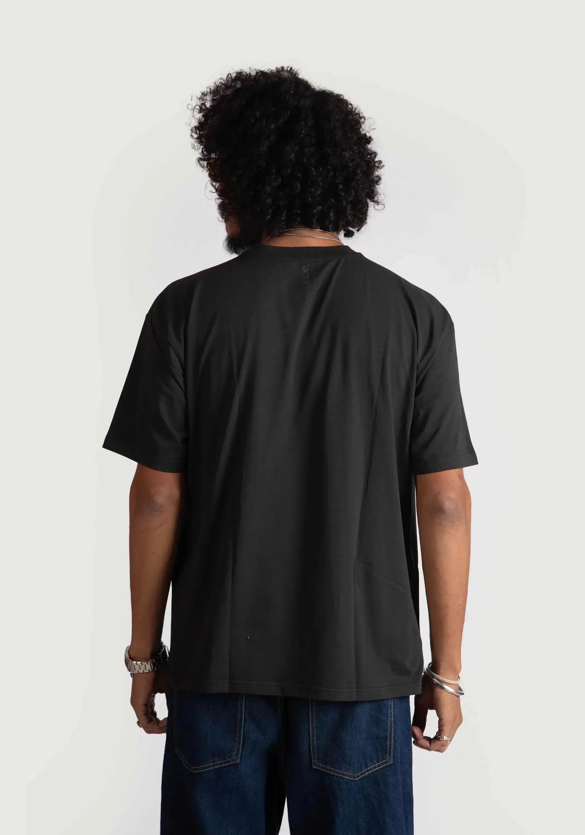 Back view of a man wearing a black regular fit vintage car t-shirt by Stylera 